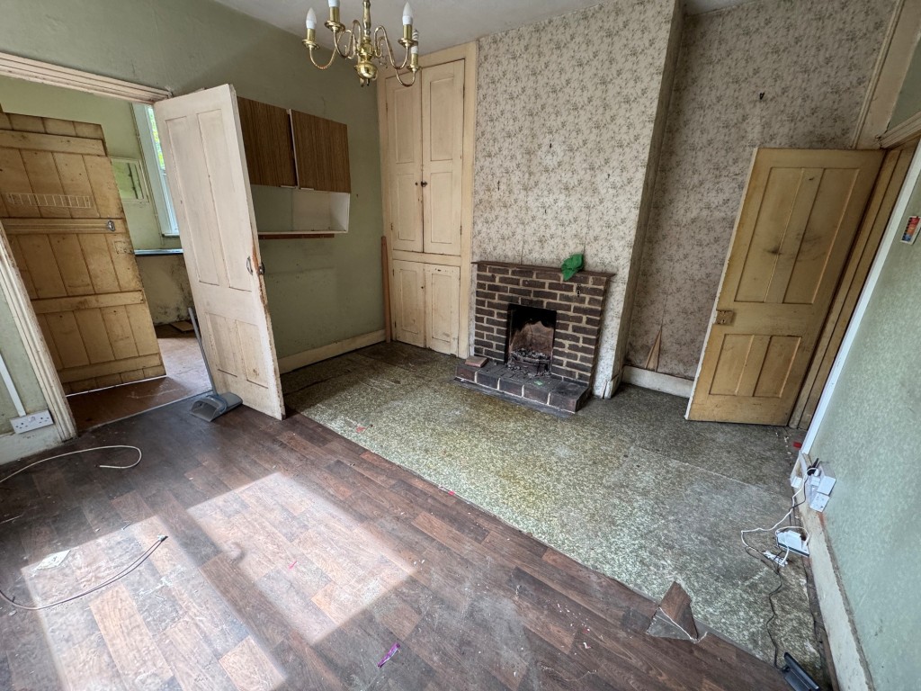 Lot: 101 - DETACHED FOUR-BEDROOM HOUSE FOR IMPROVEMENT - Reception 3